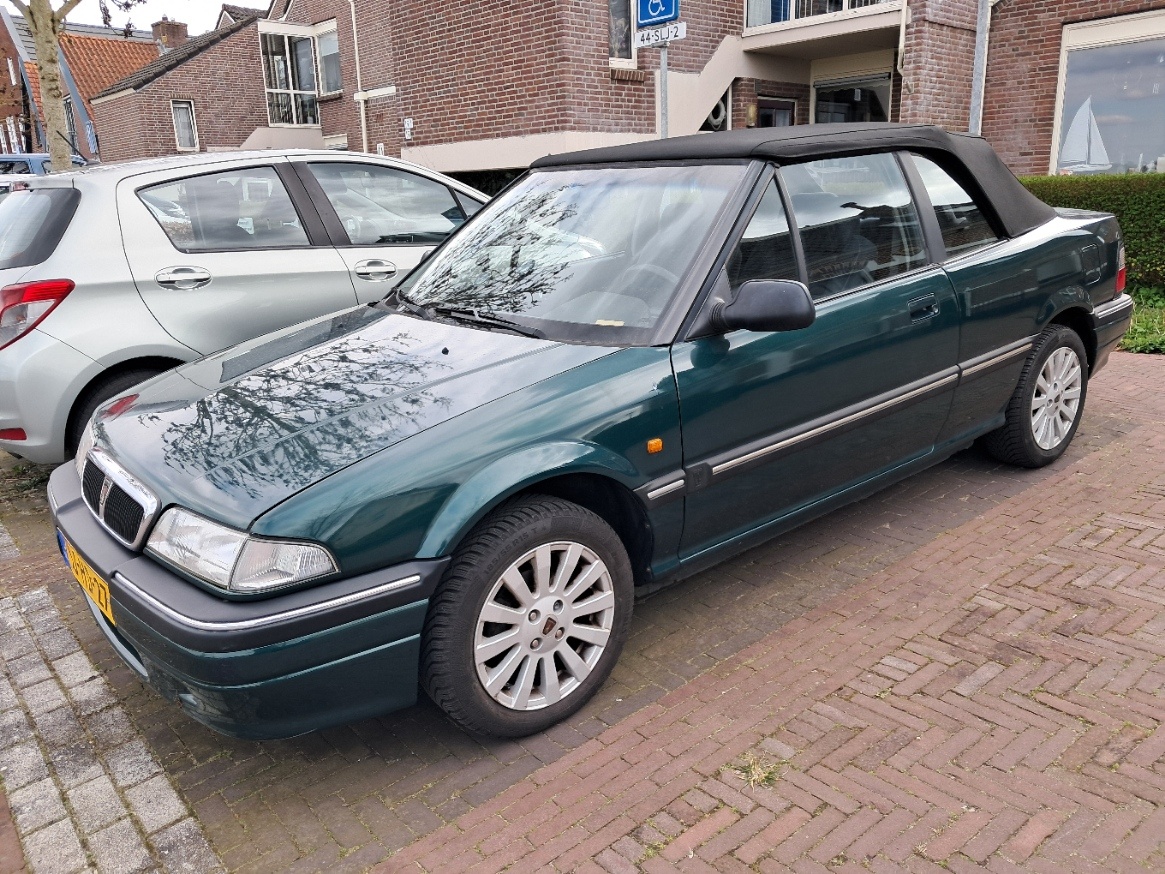 De 214i cabrio van dhr. Fros met een recent vernieuwde kap. Kan zo weer jaren mee!